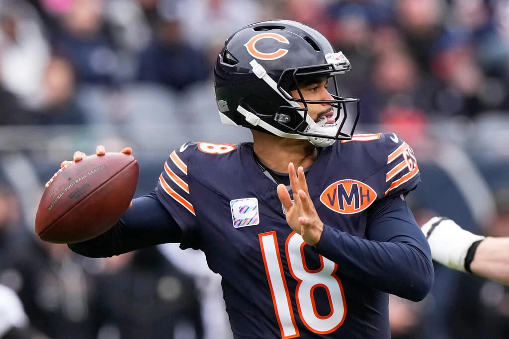 caleb williams throwing a football