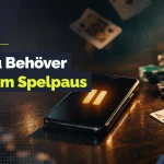 Graphic showing poker chips, playing cards, and a smartphone on a casino table with Swedish text reading “Allt Du Behöver Veta Om Spelpaus.”