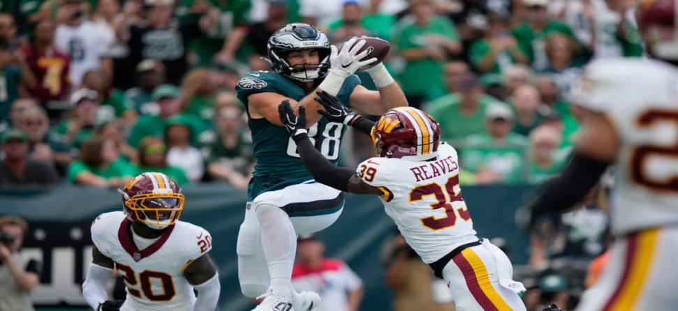Eagles TE Dallas Goedert making a catch