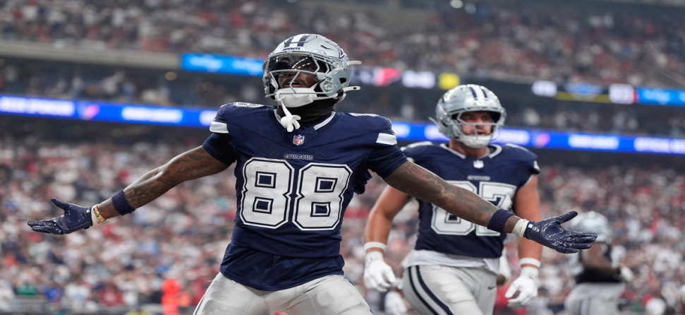 Dallas Cowboys WR CeeDee Lamb celebrating